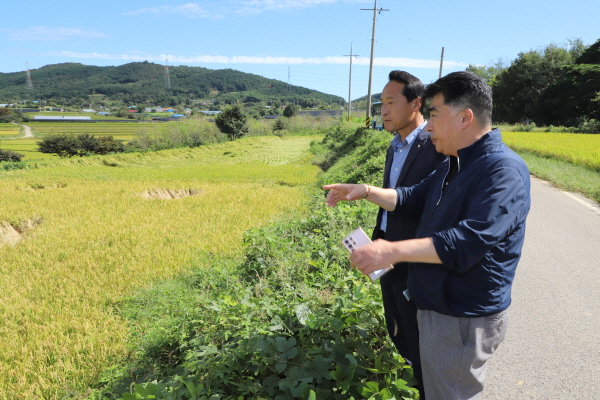 백남성 농협충남세종본부장과 이남호 운산농협 조합장이  백남성)은 서산시 운산면 집중호우 피해 현장을 찾아 수해복구 대책 수립을 위한 현장경영 진행 모습