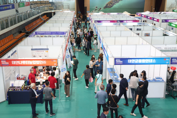 지난 24일 태안종합실내체육관에서 진행된 일자리·사회적경제 체험 박람회 모습.