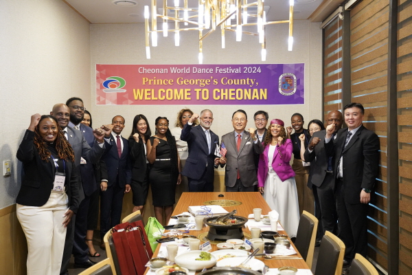 ‘천안흥타령춤축제 2024’ 개막에 맞춰 국제교류도시 초청 방문 기념사진