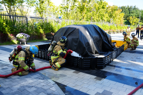 전기차 화재진압 시연 진행 모습