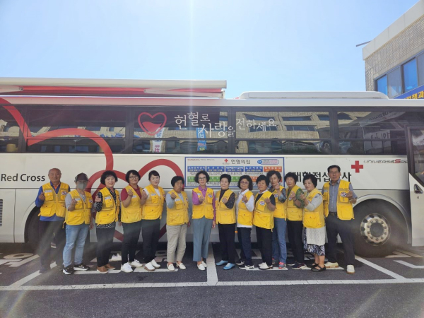 지난 24일 군청 광장서 대한적십자봉사회 청양지구협의회와 함께 ‘사랑의 헌혈’ 진행 단체사진