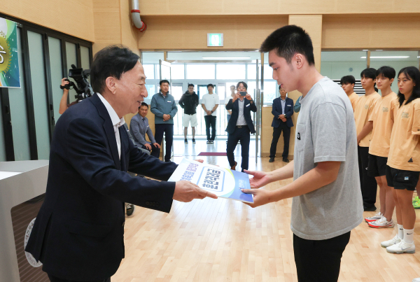 제104회 전국체육대회에 출전하는 학생과 지도자 격려하는 설동호 교육감