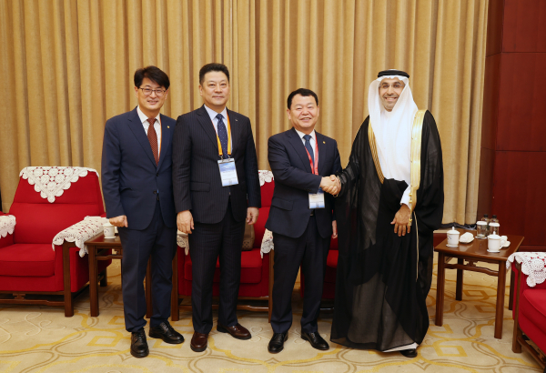 지난 24일 ‘제3차 아시아국제물주간(Asia International Water Week)’이 열리고 있는 중국 베이징 현지에서 사우디아라비아 수자원청 압둘라 알 압둘카림(Abdullah Al-Abdulkariem) 청장(사진 오른쪽)과 양자 회담을 하고 사우디아라비아의 현지 물 문제 해소를 위한 다양한 방안을 논의했다.