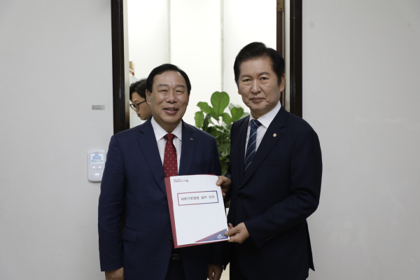 최민호 세종시장은 25일 정청래 국회 법사위원장을 만나 세종지방법원 설치법 처리를 당부했다.