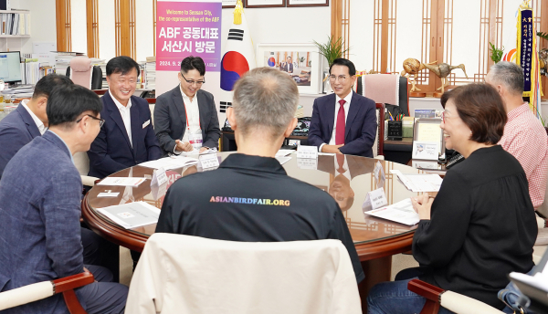 이완섭 서산시장과 아시아 조류박람회 공동대표단이 26일 시청 시장실에서 ‘2025 아시아 조류박람회’의 행사 준비 계획 등을 논의했다