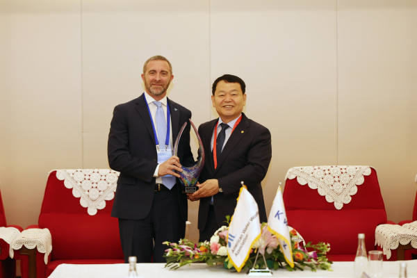 윤석대 한국수자원공사 사장(사진 오른쪽)은 9월 25일 중국 베이징에서 진행 중인 ‘제3차 아시아국제물주간(Asia International Water Week)’에서 미국수도협회(American Water Works Association) 존 앨버트(John Albert) 부회장(사진 왼쪽)과 AI 정수장 기술의 글로벌 확산 등을 위한 협력 강화 방안을 논의했다.