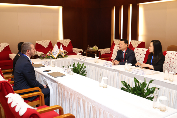 윤석대 한국수자원공사 사장(사진 오른쪽 두 번째)은 9월 25일 중국 베이징에서 진행 중인 ‘제3차 아시아국제물주간(Asia International Water Week)’에서 미국수도협회(American Water Works Association) 존 앨버트(John Albert) 부회장(사진 왼쪽 첫 번째)과 AI 정수장 기술의 글로벌 확산 등을 위한 협력 강화 방안을 논의했다.