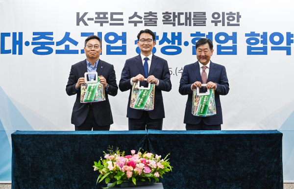 대기업-중소기업 상생 협업 협약식 기념사진 * 김종구 농림축산식품부 농업혁신정책실장(가운데), 이양수 롯데칠성음료 글로벌본부장(왼쪽), 배윤상 서울장수 대표이사(오른쪽)