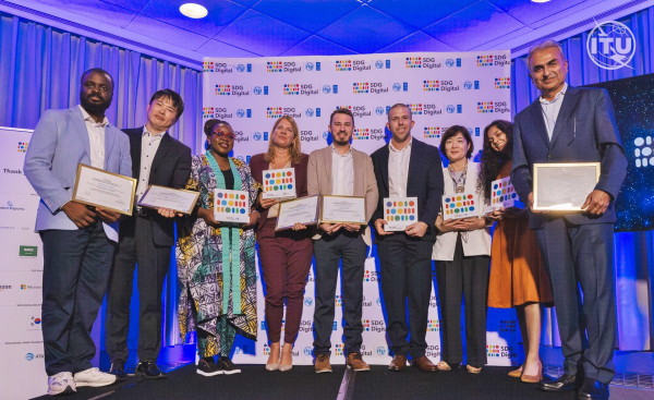 ‘2024 SDG 디지털 게임체인저 어워드(SDG Digital GameChangers Award) 시상식’에서 ‘지구’ 분야 어워드를 수상했다.한국수자원공사(사진 오른쪽 세 번째)를 비롯한 5개 분야 수상자가 수상의 기쁨을 나누고 있다.