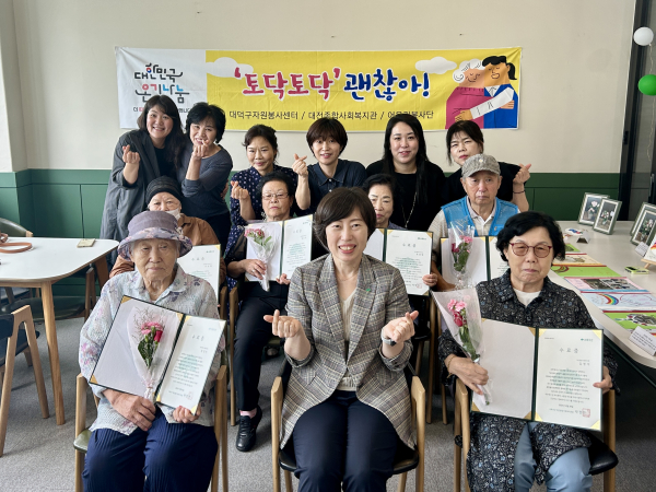 홀몸어르신정서프로그램 “토닥토닥, 괜찮아” 작품 전시회 기념사진