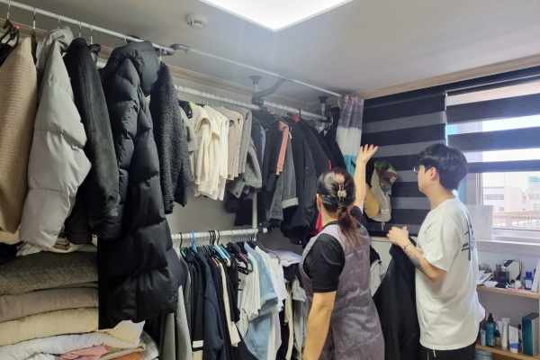 지난 23일 태안읍의 한 1인가구에서 정리수납 코칭 프로그램을 진행하는 모습.