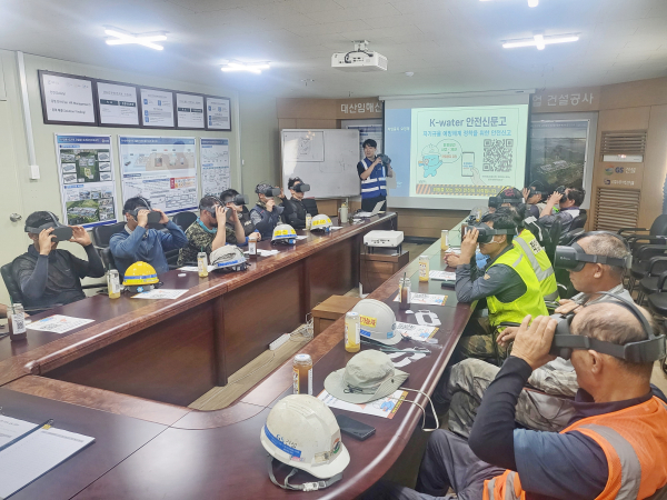 지난 27일 대산임해해수담수화 시설 건설 현장에서 고령 근로자들을 대상으로 가상현실(VR) 기기 체험을 통한 안전 교육을 진행하고 있다.