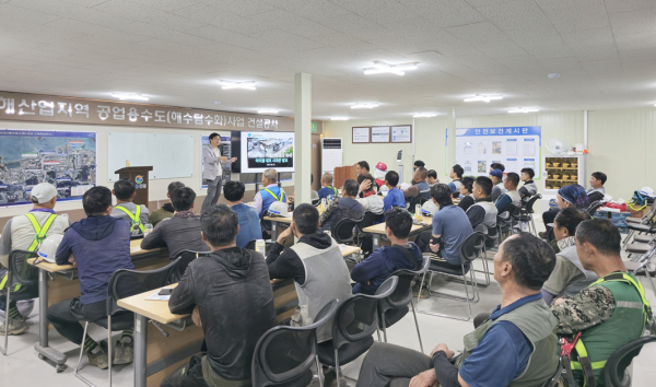 지난 27일 대산임해해수담수화 시설 건설 현장에서 외국인 근로자 및 고령 근로자들을 대상으로 안전 규정 등 안전 실무지식에 대한 교육을 진행하고 있다.