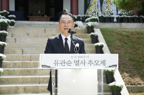 박상돈 천안시장이 지난 28일 열린 유관순 열사의 순국 104주기 추모제에서 추념사를 낭독하고 있다.