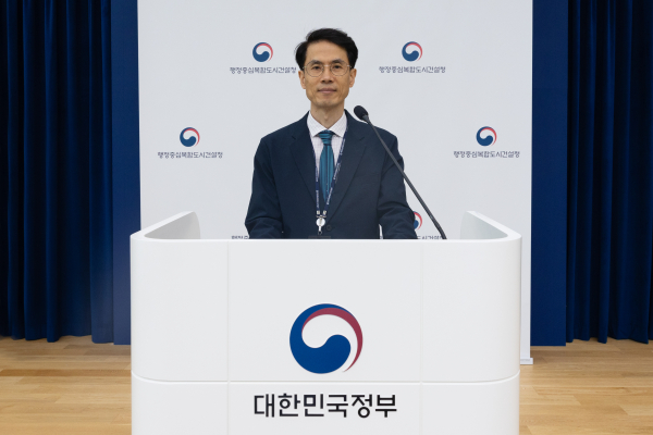 30일 브리핑을 통해 탄자니아 도도마 신수도 개선 사업 관련 현지 공무원 연수 계획 발표 모습