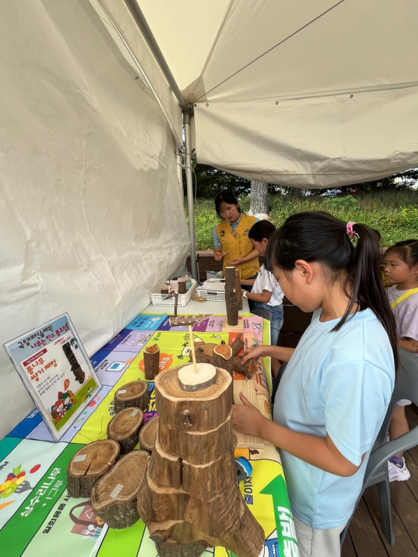 지난 28일, 유성온천공원 두드림 공연장에서 국립대전숲체원 직원이 탄소중립 프로그램을 진행하고 있다.