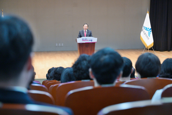 2일 시청 여민실에서 열린 10월 직원 소통의 날을 진행하는 최민호 시장