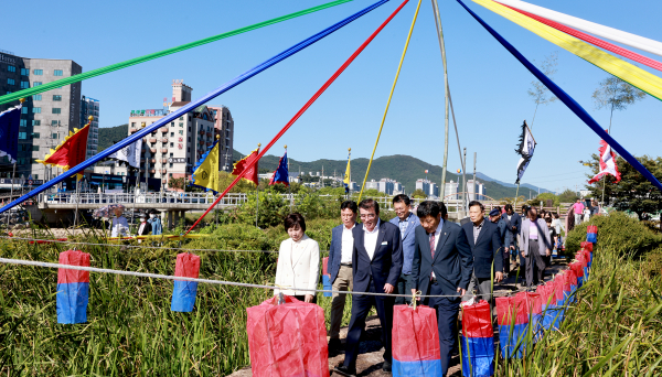 만세보령문화제 ‘한내돌다리 밟기’ 행사 모습