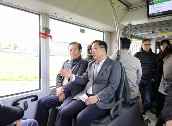 스위스 바젤에서 신교통수단(무궤도트램)을 탑승하는 이장우 대전시장
