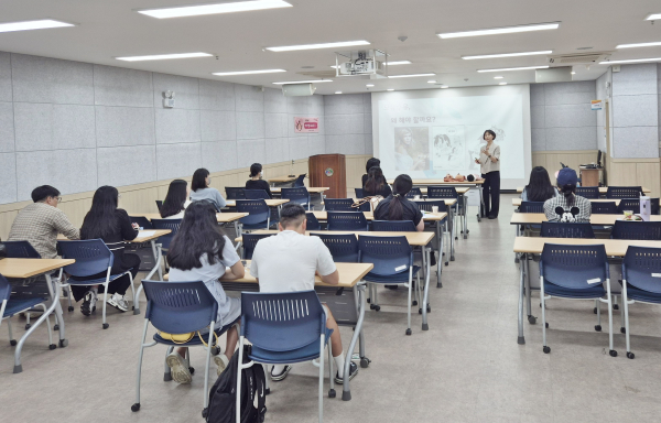 지난 9월 보건소 모유수유 교실에서 임산부와 가족이 강의를 듣고 있다.