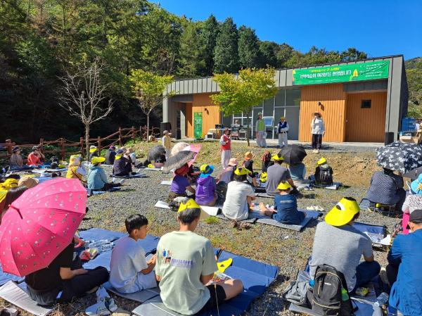 참여자들이 마당극 사물놀이 체험프로그램을 하고 있다.