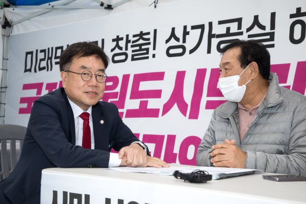 왼쪽 서범수 국민의힘 사무총장,  오른쪽 최민호 시장