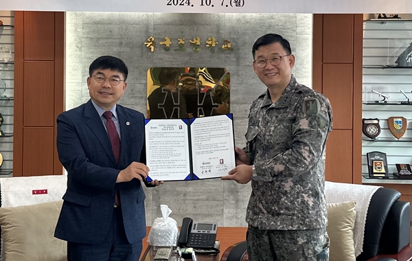한남대 국방전약연구소 소장 신희현(사진 왼쪽)과 육군포병학교 양태봉 학교장