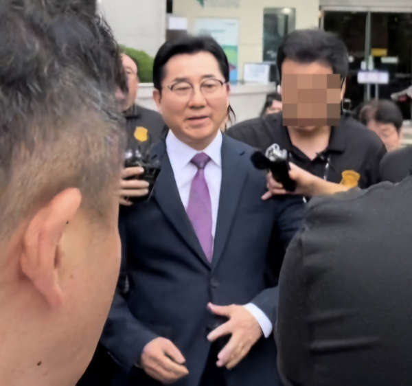 박경귀 아산시장이 지난 9일 파기환송심 선고 직후 법원을 나가고 있다./김윤아 기자<br>