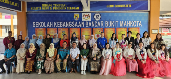 해밀중 학생들이 말레이시아 국제교류 학교에 방문한 모습