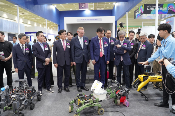 유길상 총장(맨 왼쪽)과 관계자들이 한기대 학생들의 로봇 시연을 관람하는 모습.