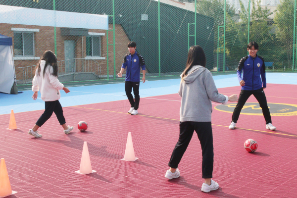 온양여중 방문해 찾아가는 팬미팅 ‘런투유’ 진행 모습