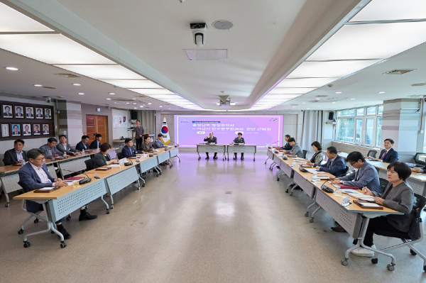 10일 오전 김기영 충남도 행정부지사, 조일교 부시장을 비롯한 시 간부공무원과 간담회를 가졌다.