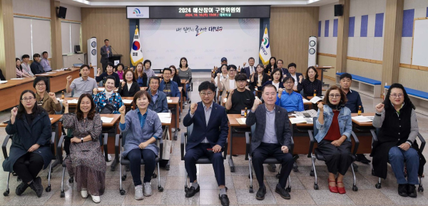 최충규 대덕구청장(사진 첫 번째 열 왼쪽 네 번째)과 예산참여 구민위원회 위원들이 기념 촬영을 진행하고 있다.