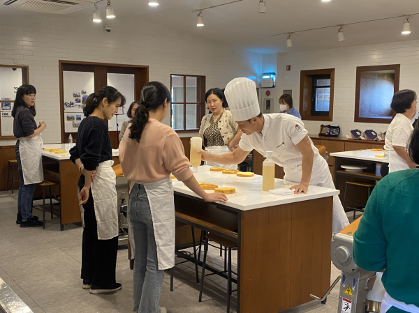 지난 10일 돌봄전담사를 대상 ‘마을 돌봄 케이크 운영’ 모습