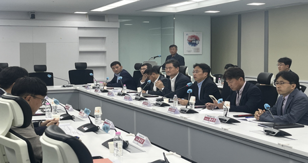 강주엽 행복청 차장(오른쪽 테이블, 앞에서 세 번째)이 ‘상가공실 공동대응 전략회의’에 참석하여 발언하고 있다