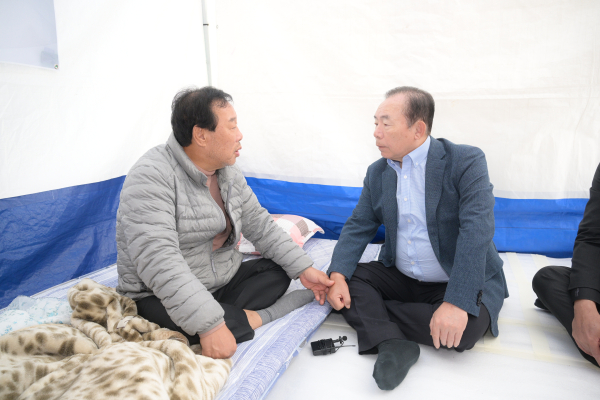 이인제 전 의원, 11일 최민호 시장 단식 현장 방문·격려 모습