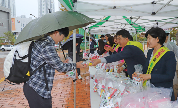 백남성 농협충남세종본부장(가운데)와 이정순 내포중학교 교장(오른쪽)이 등굣길 학생들에게 쌀 소비 촉진을 위한 아침밥 먹기 홍보 세트를 나누어 주고 있다.