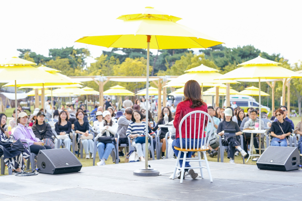 2024 한국지역도서전·유성독서대전, 작가와의 만남에서 작가와 독자들이 소통하고 있다.