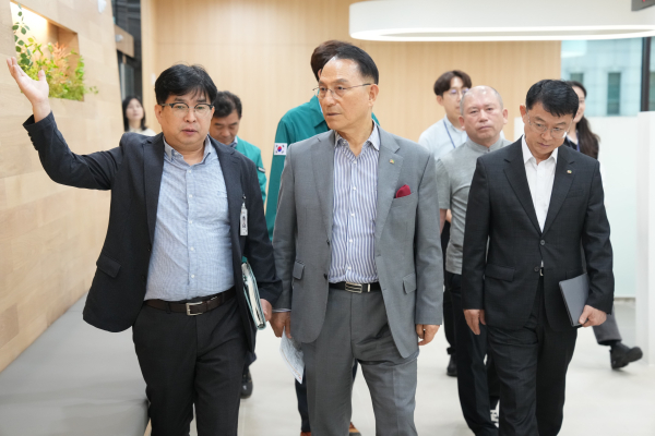 박상돈 천안시장이 지난 14일 일자리종합센터 공사 현장을 방문해 추진상황을 점검하고 안전관리를 당부했다.