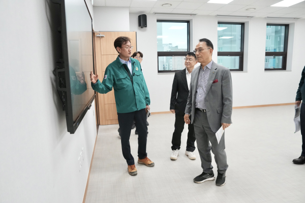 박상돈 천안시장이 지난 14일 일자리종합센터 공사 현장을 방문해 추진상황을 점검하고 안전관리를 당부했다.