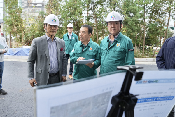 박상돈 천안시장이 지난 14일 로컬푸드가공센터 공사 현장을 방문해 추진상황을 점검하고 안전관리를 당부했다.