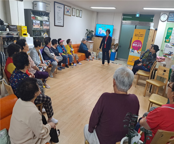 천안시가 노인여가시설 이용자를 대상으로 맞춤형 교통안전 교육을 실시하고 있다.