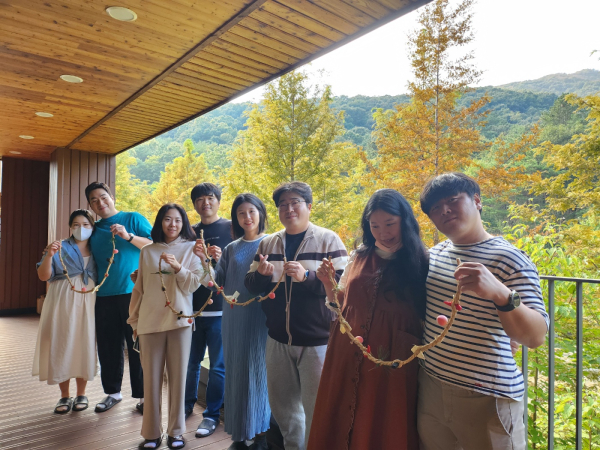 지난 12일 국립대전숲체원 ‘따로 또 함께’ 숲태교 프로그램에 참여한 임신부부(예비부모)들이 기념촬영을 하고 있다.