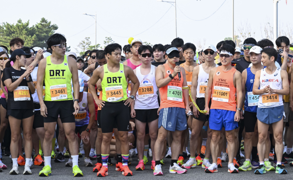 사진은 마라톤대회 참가자들이 출발선에서 대기하는 모습