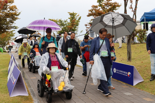 ‘2024년 신정호 아트밸리로 떠나는 장애인 어울림 걷기 여행’ 진행 모습
