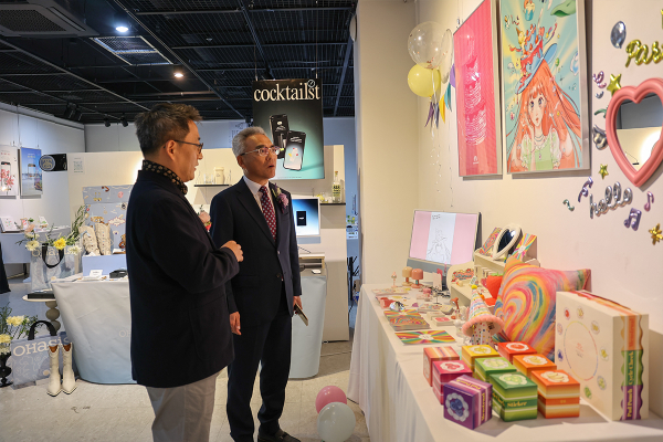 15일 오후 목원대미술관에서 열린 제44회 시각커뮤니케이션디자인학과 졸업전시회 개막식에서 이희학 총장(오른쪽)이 김민석 시각커뮤니케이션디자인학과장의 설명을 들으며 학생들의 작품을 살펴보고 있다.