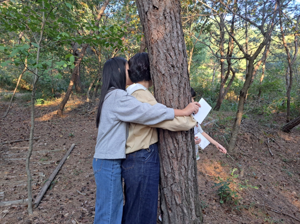 참여자들이 산림치유 인자를 오감으로 체험하고 있다.