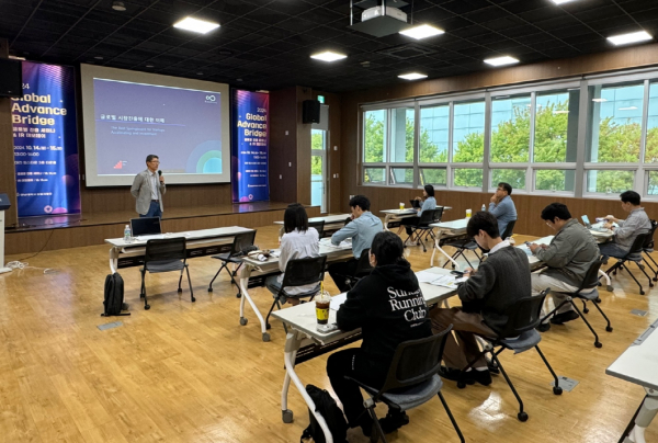 해외시장 진출 세미나 및 IR피칭 프로그램 진행