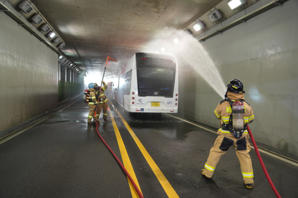 용호동 미르교차로 지하차도 친환경 버스 화재대응훈련 진행 모습