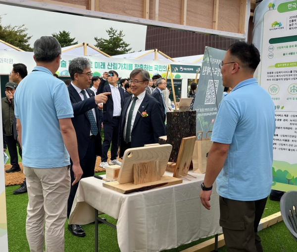 18일 경주 엑스포대공원에서 개최한 대한민국 산림박람회에서 임상섭 산림청장(좌측 두 번째)와 남태헌 한국산림복지진흥원장(우측 두 번째)이 한국산림복지진흥원 홍보부스에 참여하고 있다.